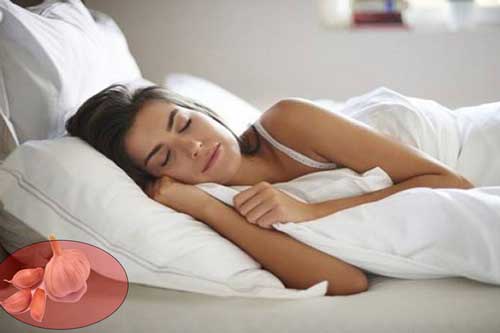 Đặt 1 nhánh tỏi dưới gối trước khi đi ngủ, bạn sẽ bất ngờ khi thấy điều kì diệu vào buổi sáng hôm sau