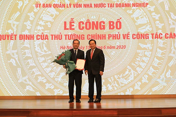 Ông Phạm Đức Long (bên trái) vừa được Thủ tướng bổ nhiệm làm Chủ tịch Hội đồng thành viên Tập đoàn VNPT.