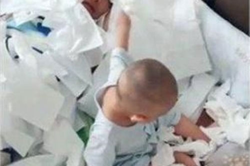 Về nhà thấy con trai đang tự chơi một mình, người vợ tìm ra chồng ở một vị trí không ngờ khiến cô vừa tức giận vừa buồn cười