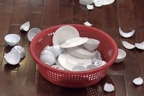 Ngày đầu về ra mắt nhưng lỡ tay làm vỡ bát nên bị nói "chẳng làm được gì nên hồn"