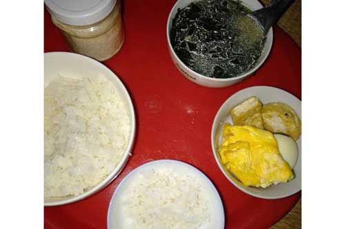 Chỉ vì mẹ chồng đặt thứ này lên mâm cơm, con dâu đang ở cữ thà nhịn chứ không ăn