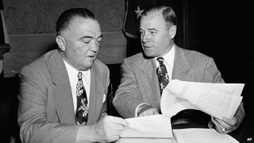 Cựu giám đốc FBI John Edgar Hoover (trái) được cho là đã chấp thuận chủ trương tuyển tội phạm phát xít làm gián điệp phục vụ cho Mỹ. Ảnh: AP