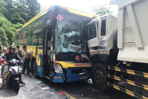 3 ô tô tông nhau, hàng trăm phương tiện "chôn chân"