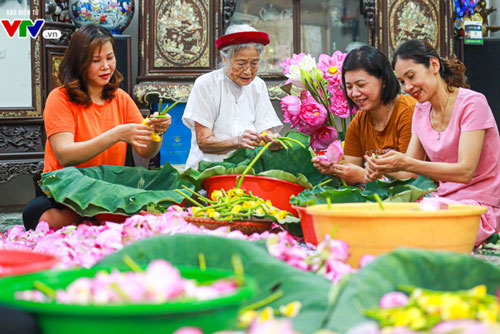 Đưa hương sen ẩn trong vị trà - Kỳ công và tinh tế