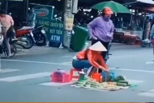CLIP: Cư dân mạng bức xúc trước hình ảnh người phụ nữ ngồi bán rau giữa đường tại Bình Dương