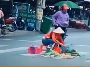 CLIP: Cư dân mạng bức xúc trước hình ảnh người phụ nữ ngồi bán rau giữa đường tại Bình Dương