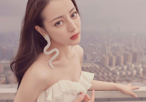 Fan cuồng lao lên sân khấu cầu hôn khiến Địch Lệ Nhiệt Ba hoảng sợ