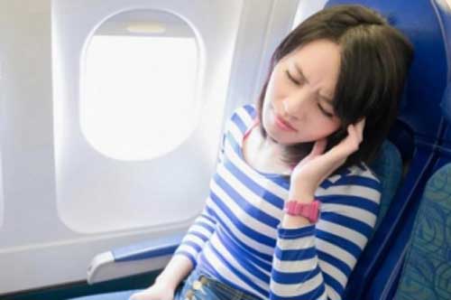 Mẹo làm giảm ù tai khi đi máy bay