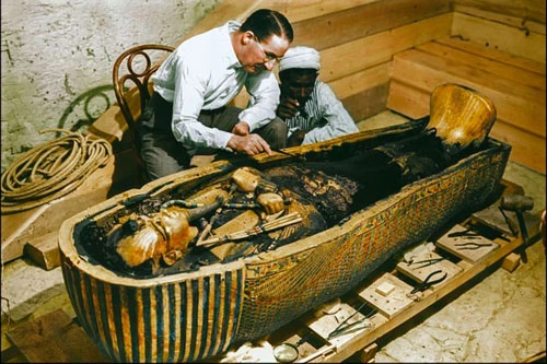 Khoảnh khắc vàng lúc quan tài vua Tutankhamun được mở (Ảnh: BBC)