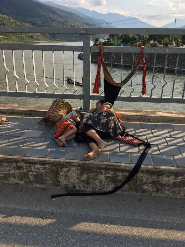 Sùng Thị Sông những ngày dắt con đi lang thang ăn xin, ngủ trên cầu Nậm Cản, thị xã Mường Lay (ảnh do một người dân ở Mường Lay cung cấp).