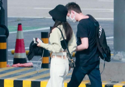 Triệu Lệ Dĩnh khoe eo con kiến, sánh đôi Phùng Thiệu Phong sau tin đồn ly hôn