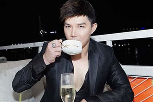 Nathan Lee đeo 2 nhẫn kim cương 10 tỉ đồng đi hát đám cưới