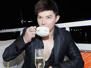 Nathan Lee đeo 2 nhẫn kim cương 10 tỉ đồng đi hát đám cưới