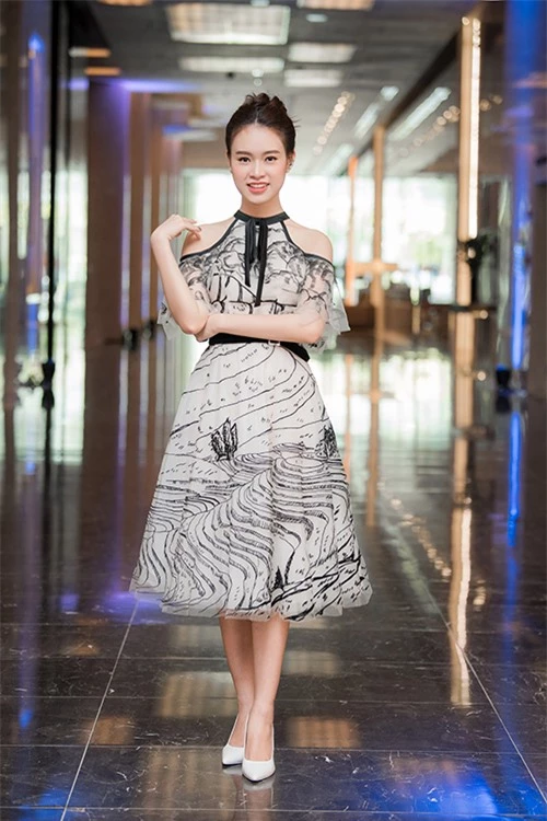 Cô chọn đầm in họa tiết của nhà thiết kế Lê Thanh Hòa kết hợp kiểu trang điểm trong suốt.