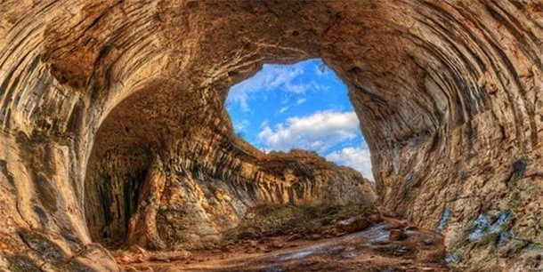 Bí ẩn đôi mắt thần kỳ lạ xuất hiện ở hang động Bulgaria - Ảnh 2.