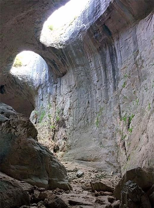 Bí ẩn đôi mắt thần kỳ lạ xuất hiện ở hang động Bulgaria - Ảnh 3.