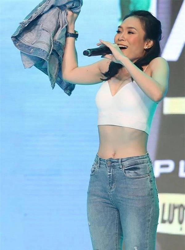 co-ai-vao-bep-ma-dien-crop-top-khoe-eo-thon-gon-quyen-ru-nhu-my-tam-khong-my-tam-1-1592025495-296-width600height811