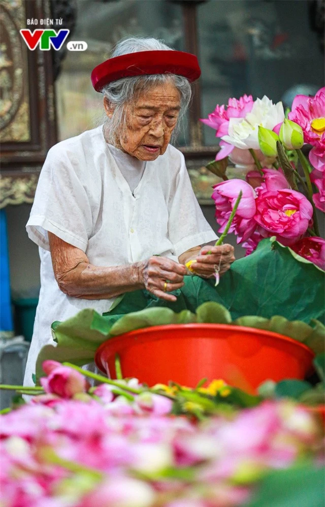 Đưa hương sen ẩn trong vị trà - Kỳ công và tinh tế - Ảnh 1.