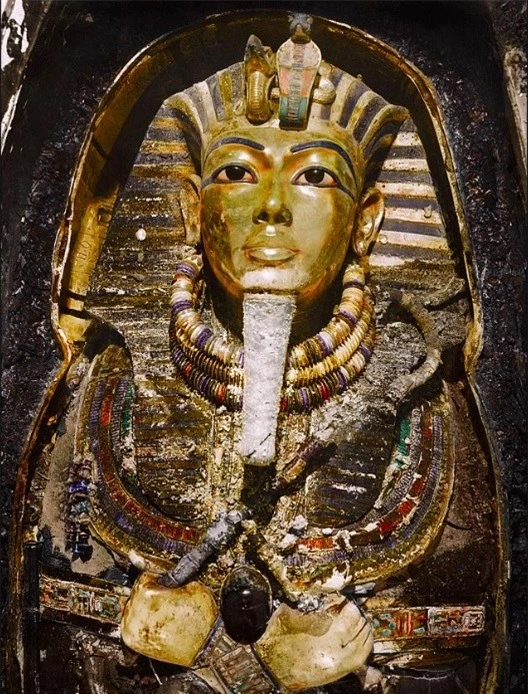 'Khoảnh khắc vàng' lúc mở quan tài vua Tutankhamun