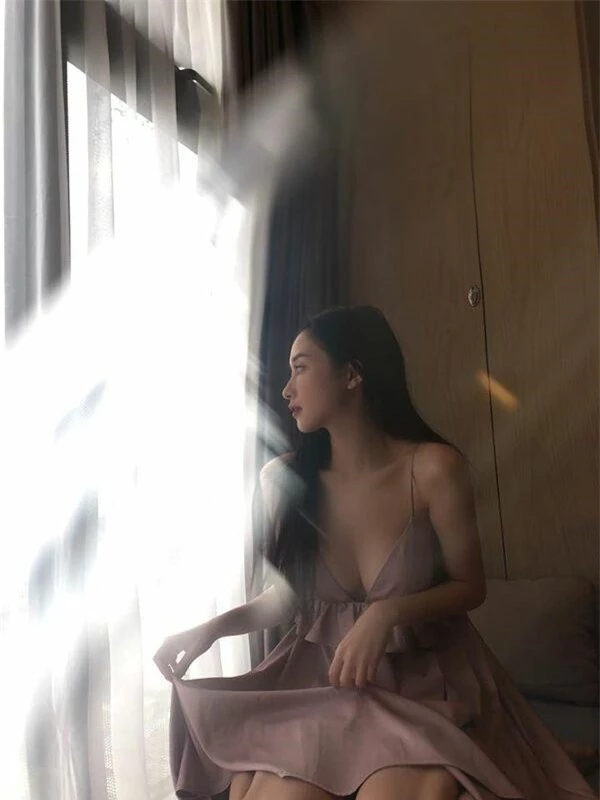 Jun Vũ thu hút sự chú ý khi đăng tải lên mạng xã hội hình ảnh diện váy hai dây với phần ngực khoét sâu hoắm.