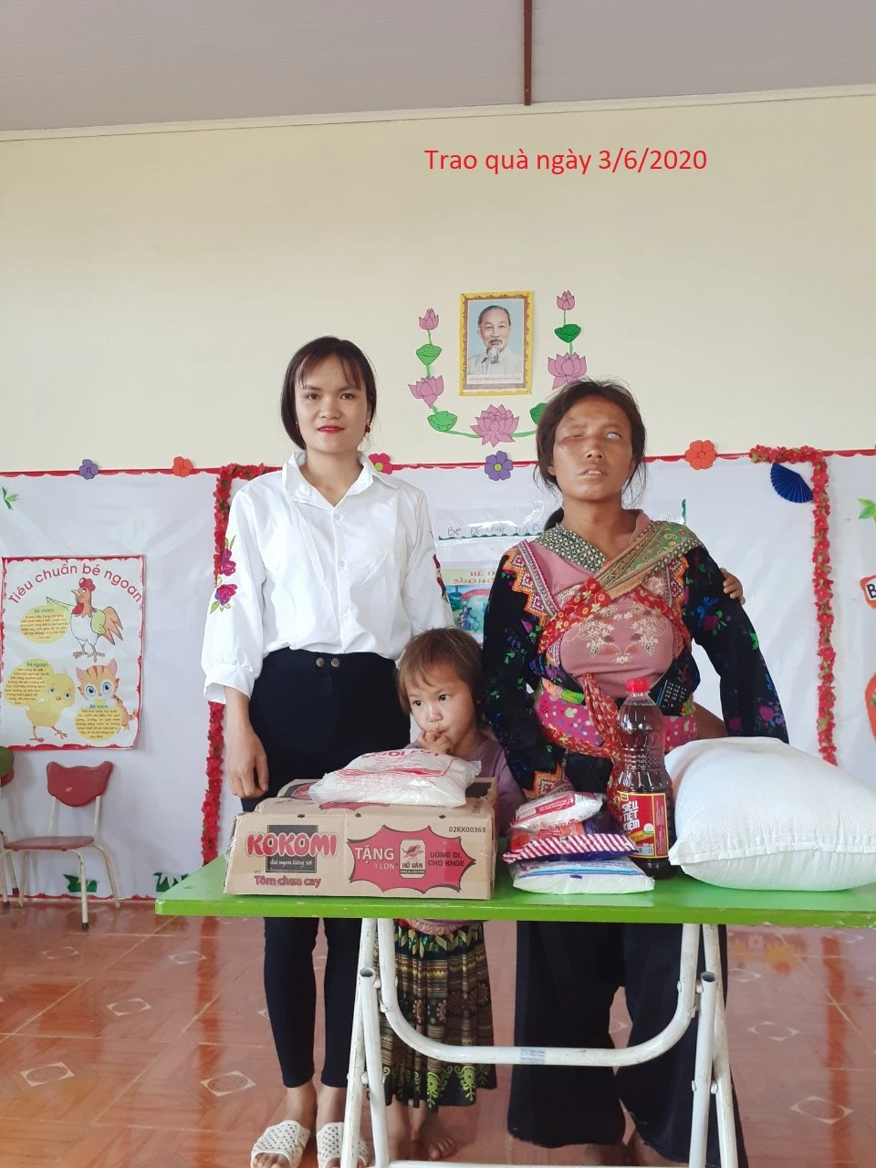 Mỗi tháng 2 lần, những phần quà nhu yếu phẩm được cô giáo Quàng Thị Thủy chuyển tới tận tay mẹ con nhà Sùng Thị Sông ở bản Trung Ghênh, Sá Tổng, Mường Chà.