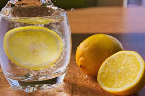 Không cần hóa chất tẩy rửa, đồ thủy tinh ố vàng sẽ "sáng choang" nhờ 1 thứ nguyên liệu có sẵn trong bếp