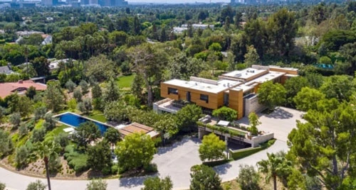 Căn biệt thự nằm trên một mảnh đất rộng hơn 1,3 ha ở khu Beverly Hills đắt đỏ, được bao quanh bởi những không gian phủ đầy cây xanh và có tầm nhìn thoáng đãng về trung tâm thành phố Los Angeles.
