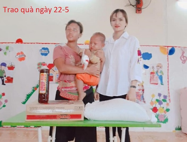 Nhiều nhà hảo tâm ủng hộ 4 mẹ con cô gái mù đơn thân Sùng Thị Sông