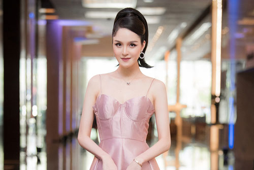 Á hậu Hoàng Anh diện 'cây' hàng hiệu