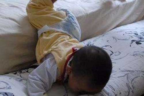 Con ngã từ trên giường xuống đất, 90% cha mẹ đều làm một việc gây nguy hiểm đến tính mạng của trẻ
