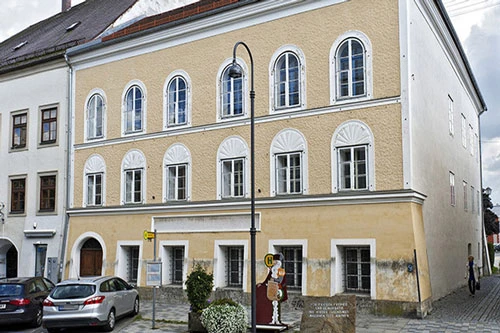 Tòa nhà nơi Adolf Hitler sinh ra tại Braunau, Áo. Ảnh: AFP