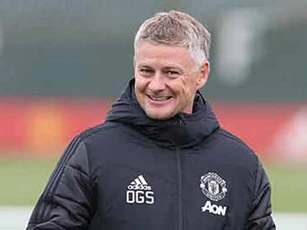 Solskjaer dùng màn hình khổng lồ để "bày mưu" chống Tottenham