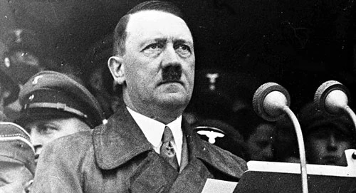 Adolf Hitler phát biểu trước 80.000 công nhân tại Đức mừng Ngày Lao động năm 1936. Ảnh: AP