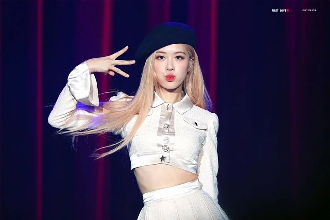 Fan của Rosé bị chỉ trích 'làm mất mặt idol' trước tòa nhà YG - Ảnh 2