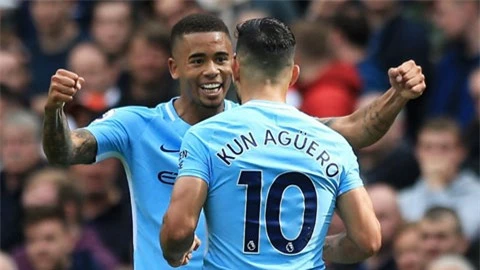 Jesus (trái) là “người được chọn” để kế nhiệm Aguero, tiền đạo đã 32 tuổi, làm chủ công của Man City