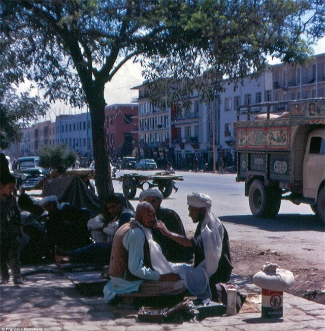 Khung cảnh sầm uất trên phố.