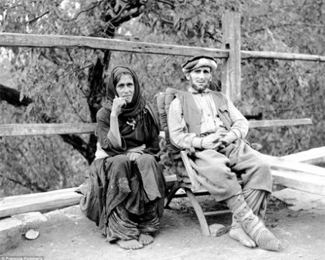 Một người đàn ông và một phụ nữ ở Waigal. Theo lời tác giả, những người này đều rất thân thiện và sẵn lòng để nhiếp ảnh gia tác nghiệp.