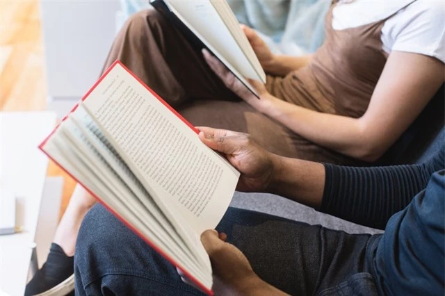 man-reading-book-beside-woman-reading-book-545068