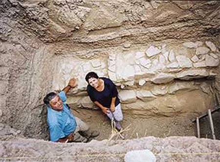 Các nhà khảo cổ chụp ảnh tại khu khai quật thành phố cổ Helike