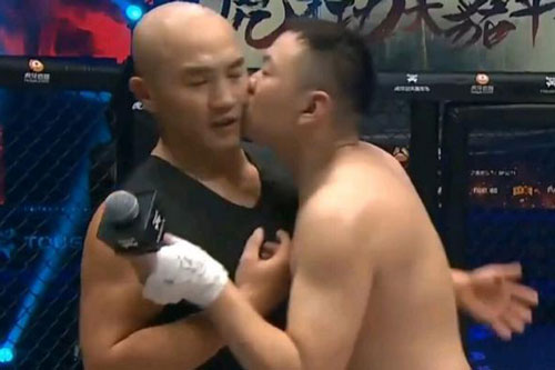 Chỉ đánh được người "mù võ công", Yi Long bị loại khỏi top cao thủ thế giới