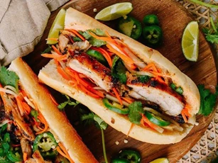 Bí quyết làm bánh mì kẹp thịt gà vàng giòn, thơm ngon cho bữa sáng