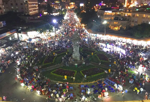 CLIP: Khám phá khu chợ đêm nhộn nhịp mà ai cũng ghé thăm khi đến Đà Lạt