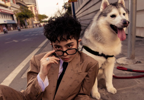 Gil Lê khoe khí chất tổng tài bên 'người bạn đặc biệt'