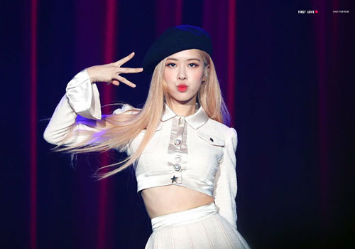 Fan của Rosé bị chỉ trích 'làm mất mặt idol' trước tòa nhà YG
