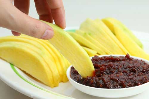 Ăn xoài kiểu này dễ ngộ độc, nhất là điều số 1 nhiều người mắc