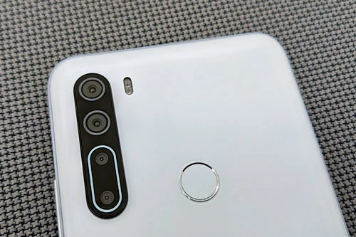 HTC U20 5G sở hữu 4 camera sau. Trong đó, cảm biến chính 48 MP, khẩu độ f/1.8 cho khả năng lấy nét theo pha. Cảm biến thứ hai 8 MP, f/2.2 với góc rộng 118 độ. Ống kính macro và cảm biến chiều sâu cùng có độ phân giải 2 MP, f/2.4. 