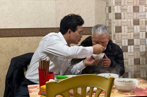 Thấy các anh chị chồng ép bố vào viện dưỡng lão, tôi quyết định nhận nuôi nhưng lại bị mọi người đuổi khỏi nhà