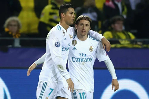 Ronaldo và Modric (phải)