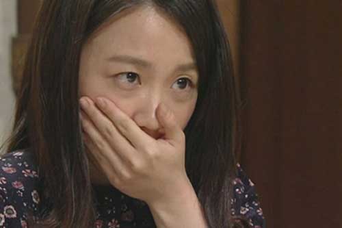 Sợ con dâu xinh đẹp hơn mình, mẹ chồng "quái gở" cấm con trang điểm, mặc váy