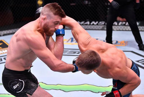 Võ sĩ Mỹ tung cú đấm ‘búa tạ’ khiến đối thủ ngã ‘chúi nhụi’